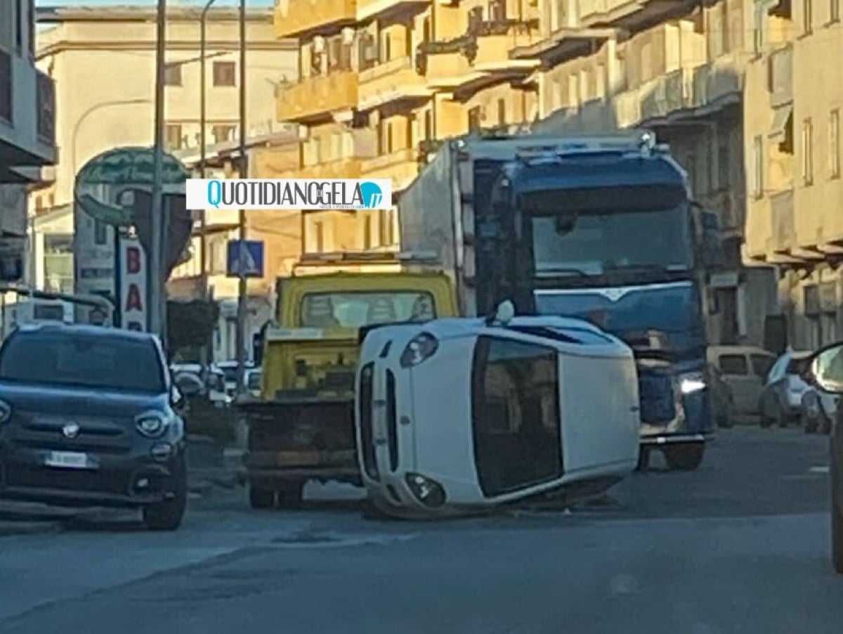 Incidente stradale in via Venezia, auto ribaltata - 