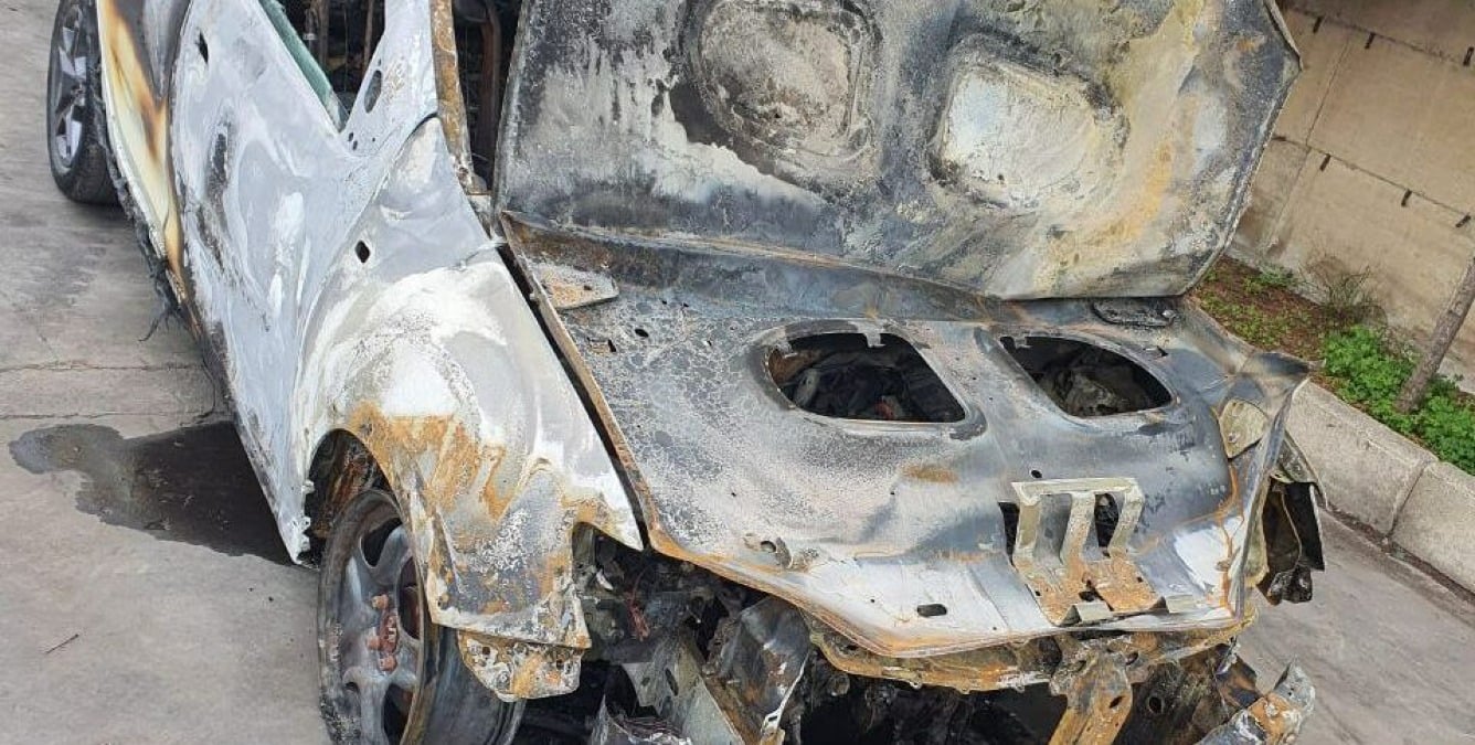 Notte di fuoco in città, fiamme in via Pozzillo: due auto danneggiate - 