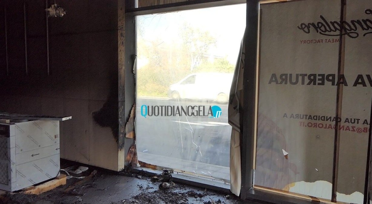 Attività commerciale distrutta dalle fiamme, dem: "Azione inquietante, caso in commissione antimafia" - 