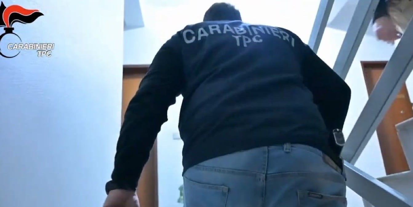 In città una rete parallela dei beni archeologici trafugati, l'interesse del mercante internazionale e i ricettatori