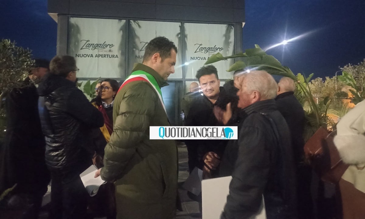 "Il punto vendita Zangaloro deve aprire", sit-in dopo il rogo: "Questa è la vera città" - 