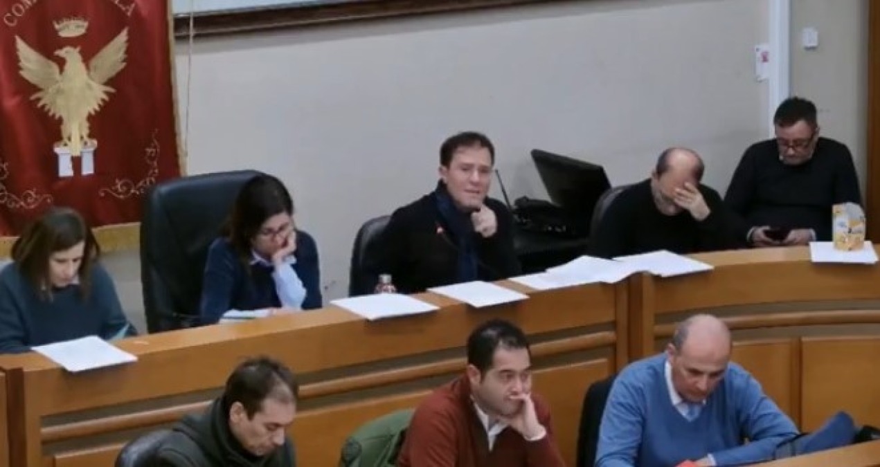 Immobili abusivi, ok ai due atti con il sostegno della maggioranza: dopo un lungo dibattito no dall'opposizione - 