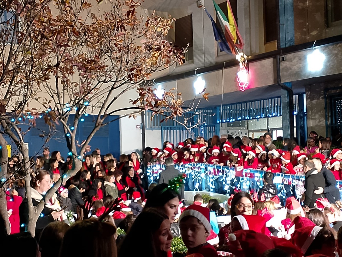 " Un natale di pace", all' I.C Verga inaugurati i mercatini di Natale  con una grande festa - 