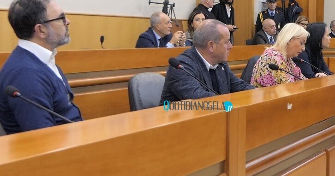 Immobili abusivi, l'opposizione si sente spalle al muro: "Solo offese da maggioranza" - 