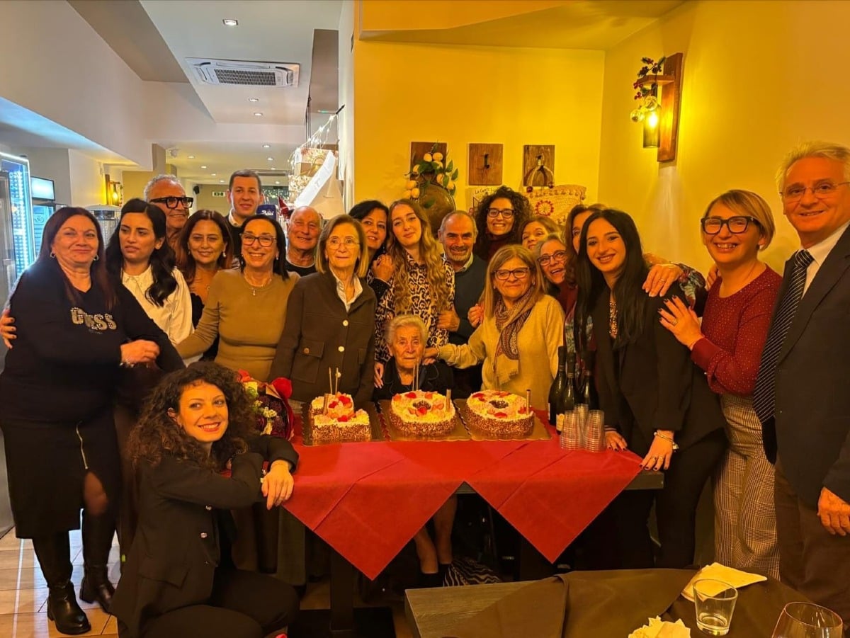 Nonna Maria compie 100 anni, l’abbraccio della famiglia e della città