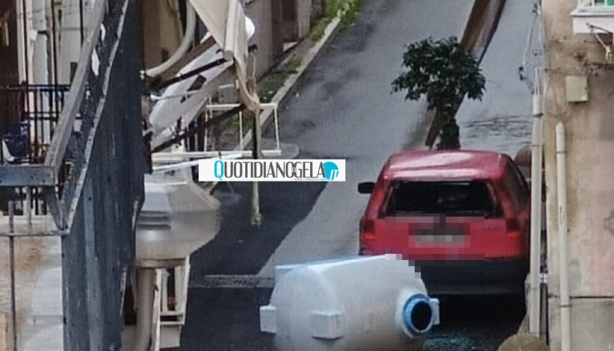 Il vento spazza via un serbatoio dell'acqua, è finito in strada contro un'auto  - 