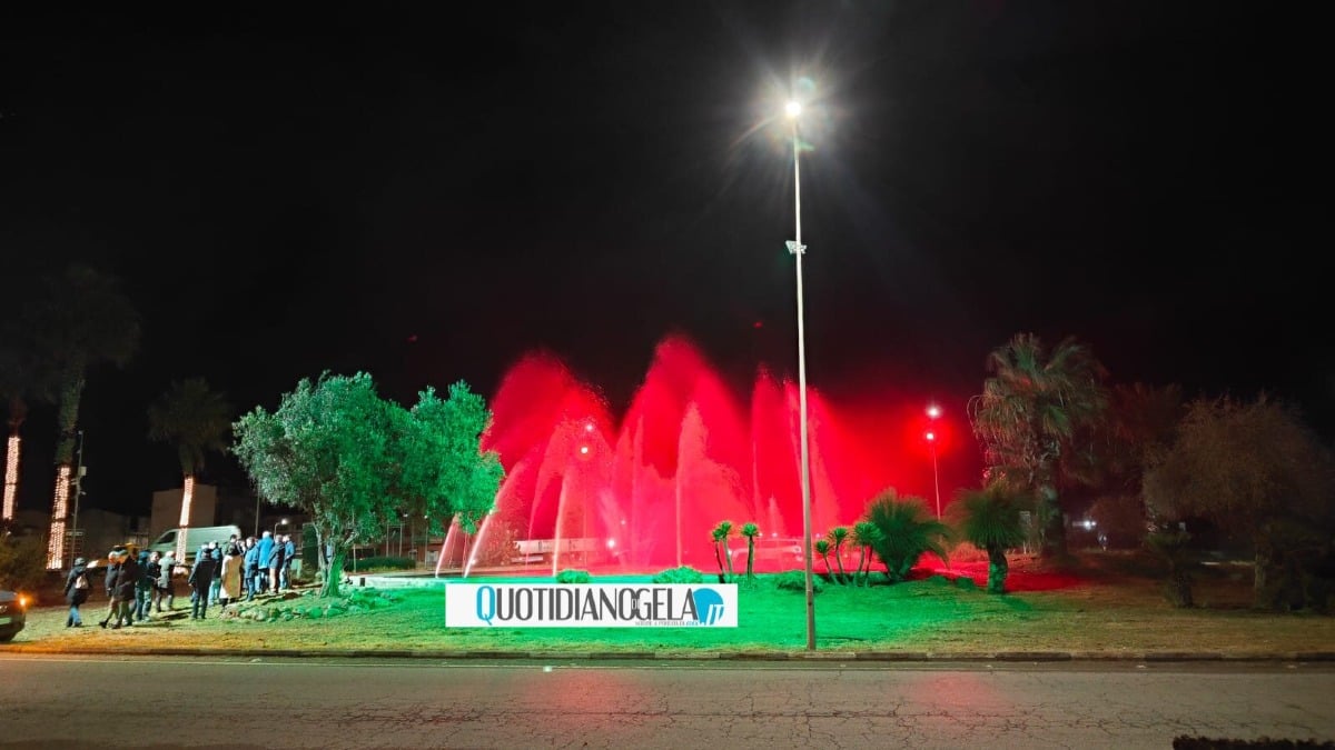 Fontana ripristinata all'ingresso della città, dopo anni luci e decoro - 