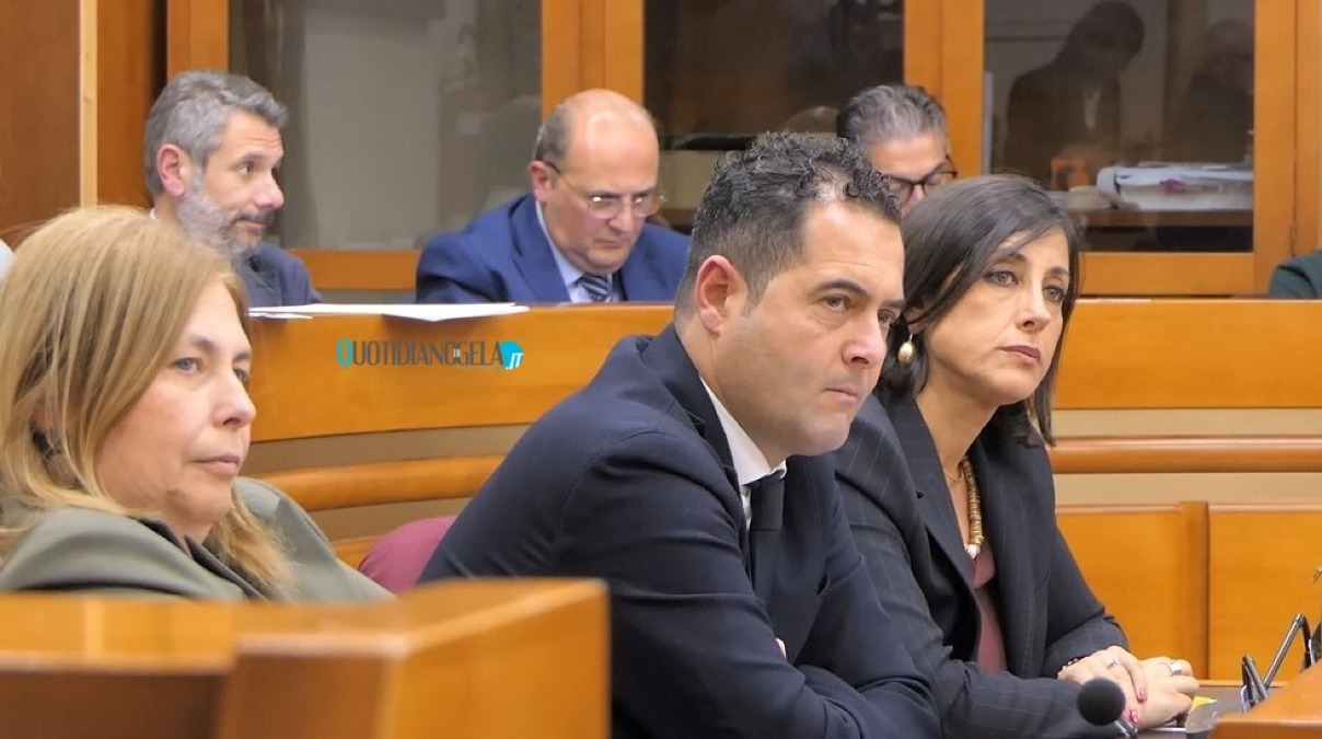 Bilancio riequilibrato, dal ministero richieste di integrazioni: "Atti già approvati che trasmetteremo a breve" - Di Stefano insieme agli assessori
