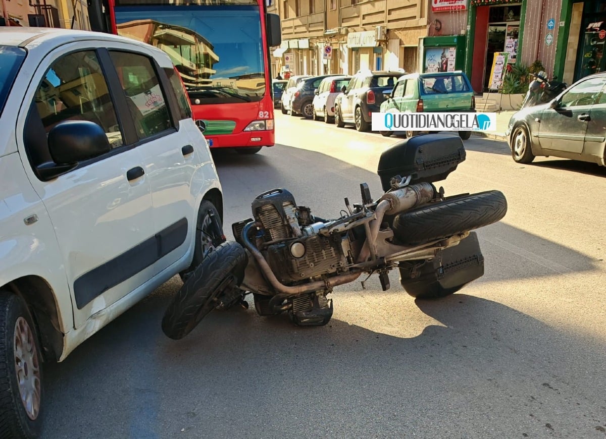 Via Generale Cascino, incidente tra un'auto e una moto - 