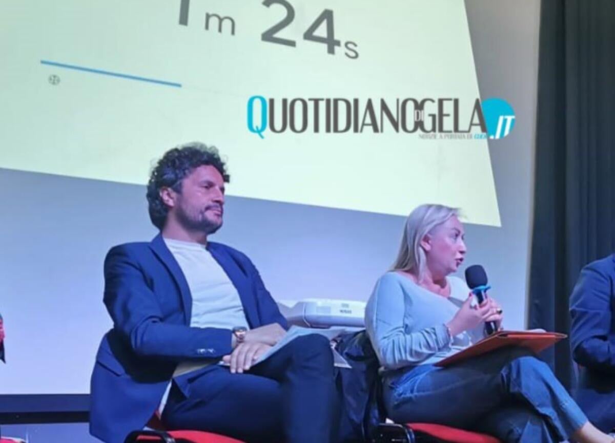 Centrodestra allo specchio, Scerra: "Si regna con 50 voti, solo selfie, presunzione e candidati telecomandati" - Scerra e Cosentino durante un confronto elettorale