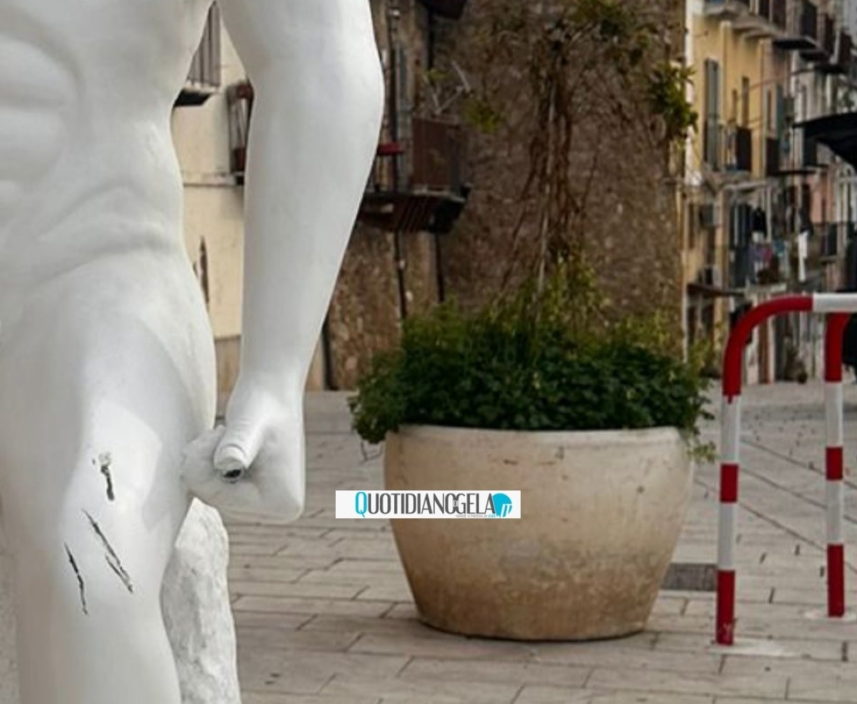 Viale Mediterraneo, statua danneggiata ancor prima dell'inaugurazione  - La statua danneggiata 