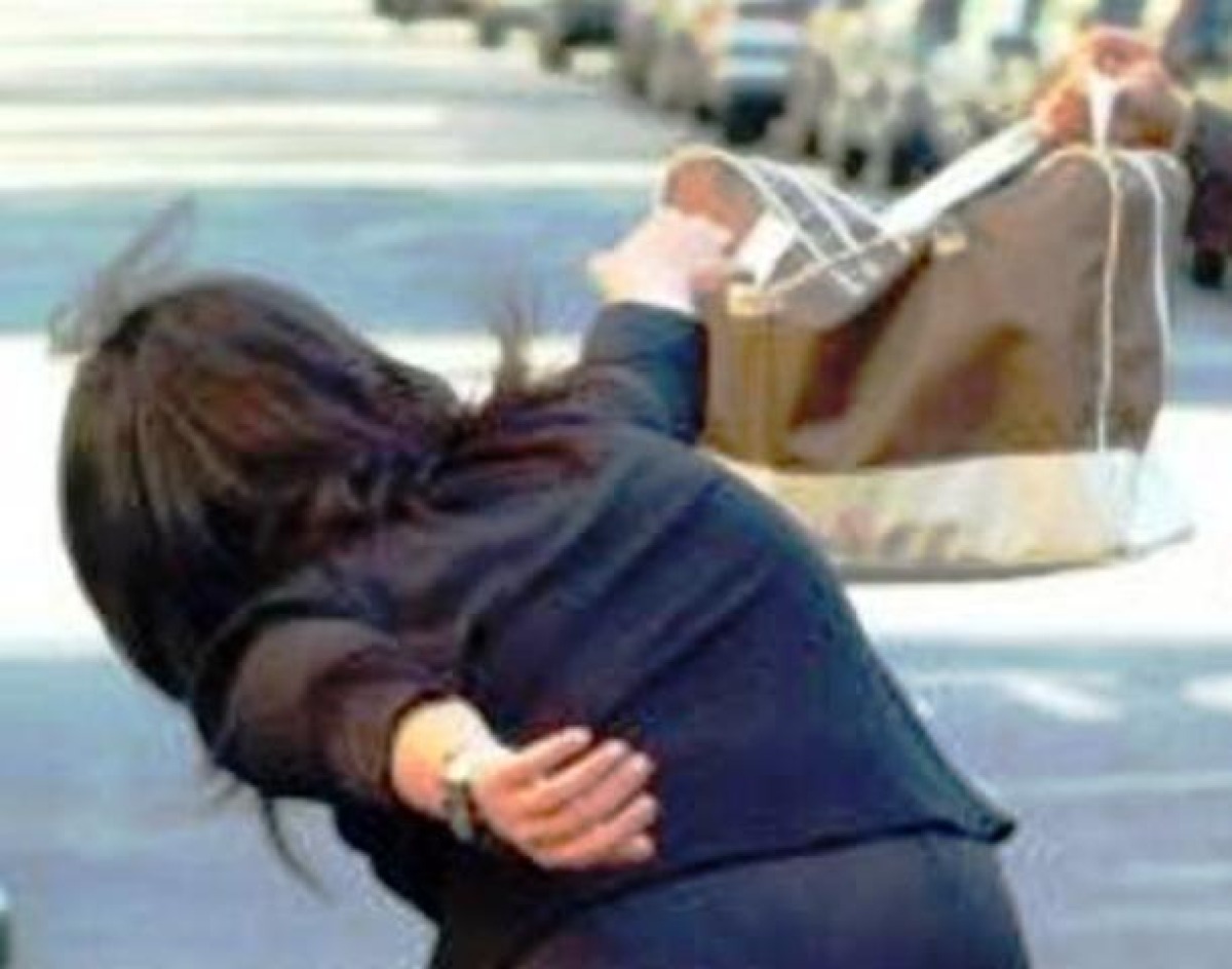 Scippi, donne prese di mira: azioni violente e caccia a chi ha agito  - 