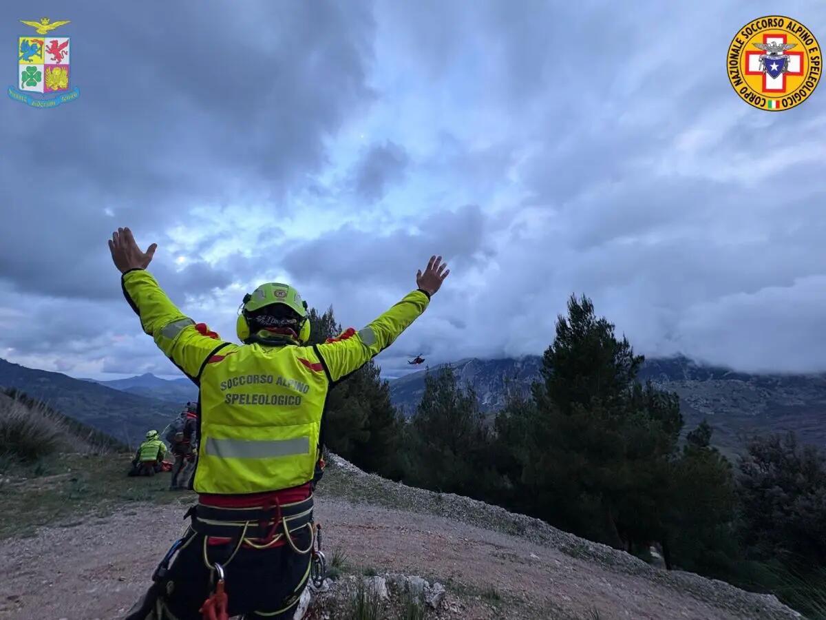 Soccorso Alpino e Speleologico Siciliano, tratto in salvo un escursionista svedese infortunato su un sentiero nel Palermitano - 