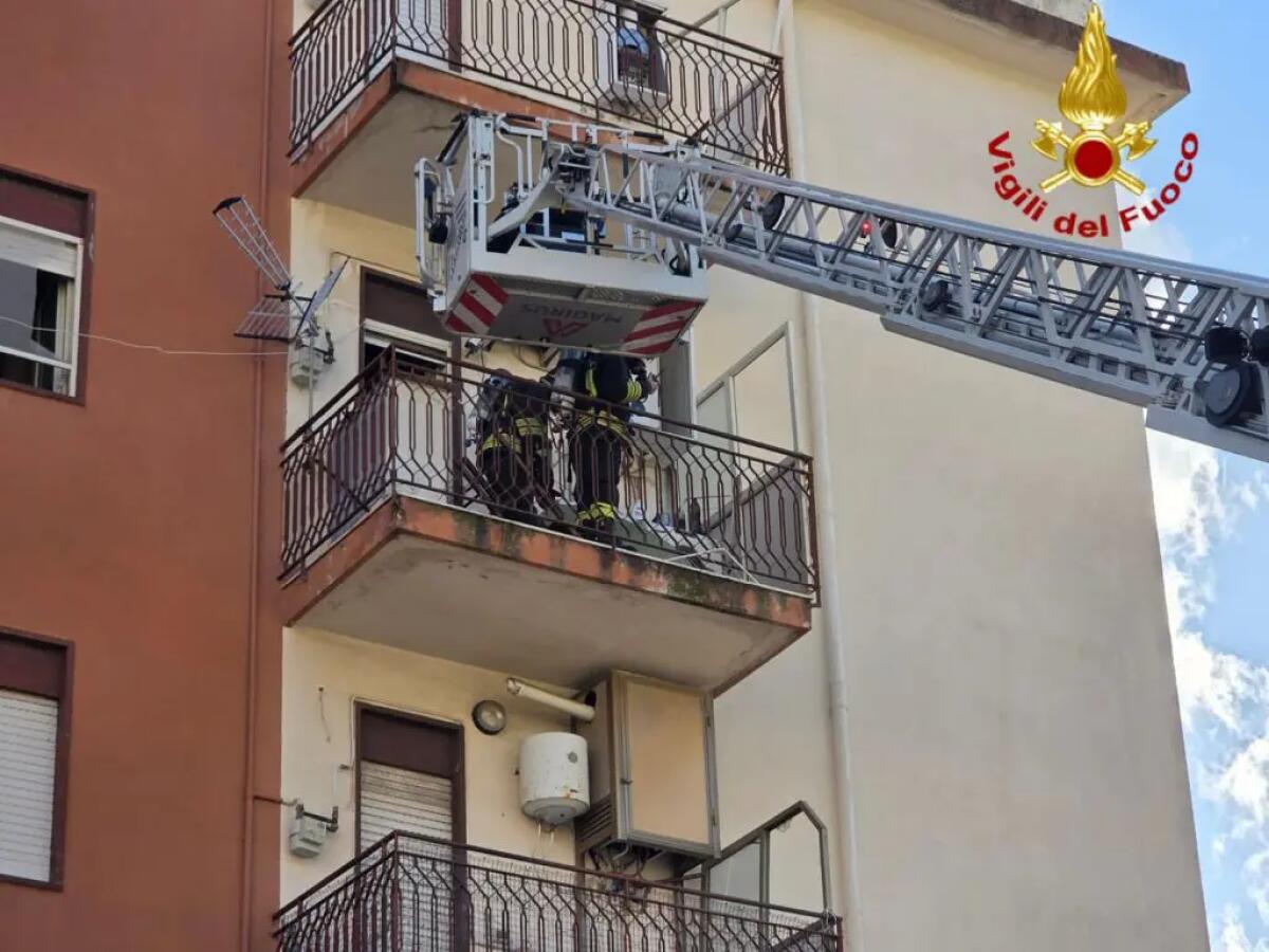 Incendio in un appartamento di Messina, muore un uomo di 78 anni - 