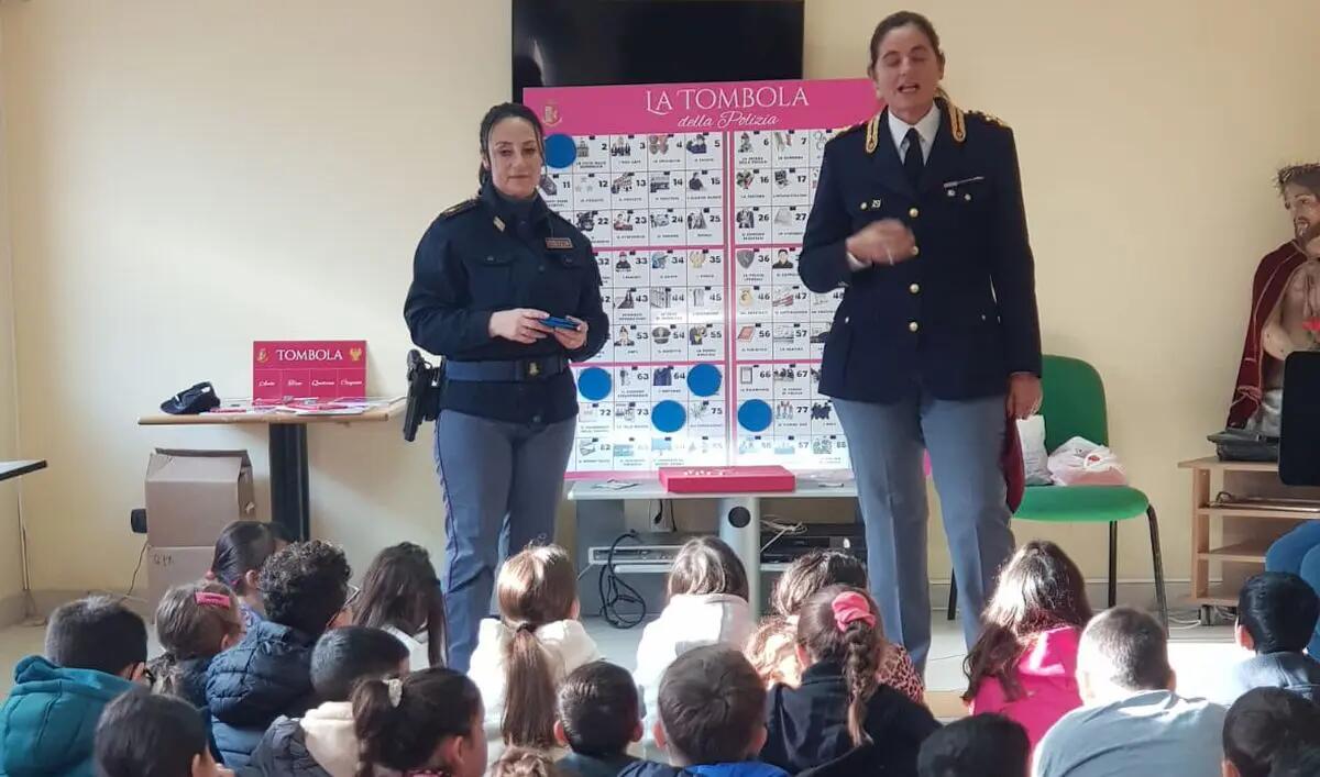 La Polizia gioca a tombola con i bambini della scuola “Giovanni Falcone” dello Zen - 