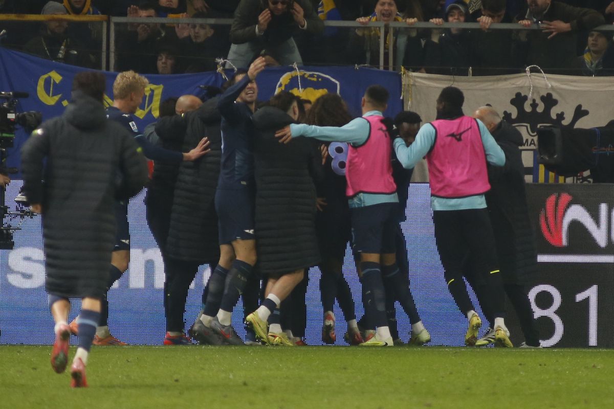 Lazio eroica, resta in 9 ma vince a Parma - 