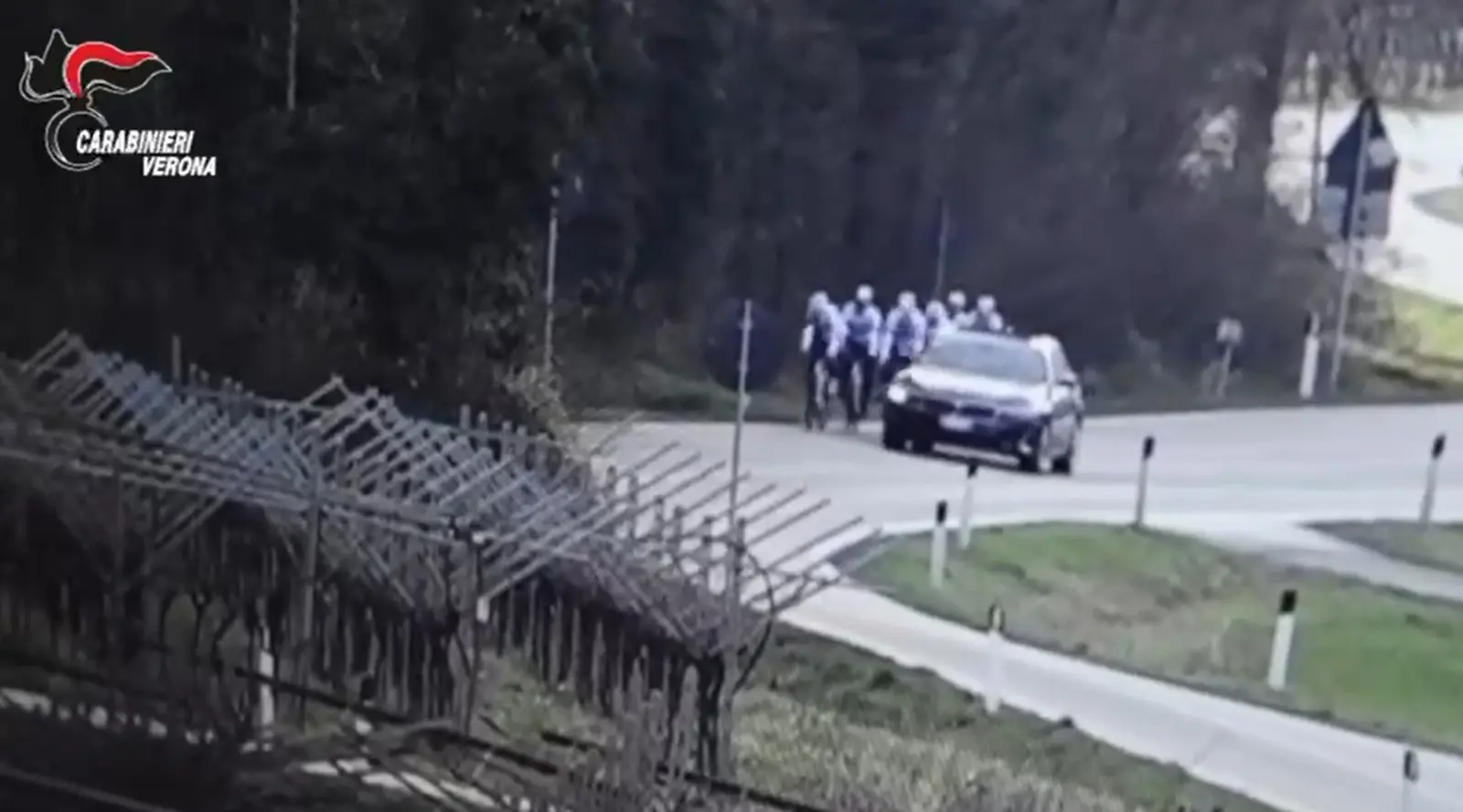 Spara a ciclisti per strada nel Veronese, dietro il gesto avversione verso le bici - 