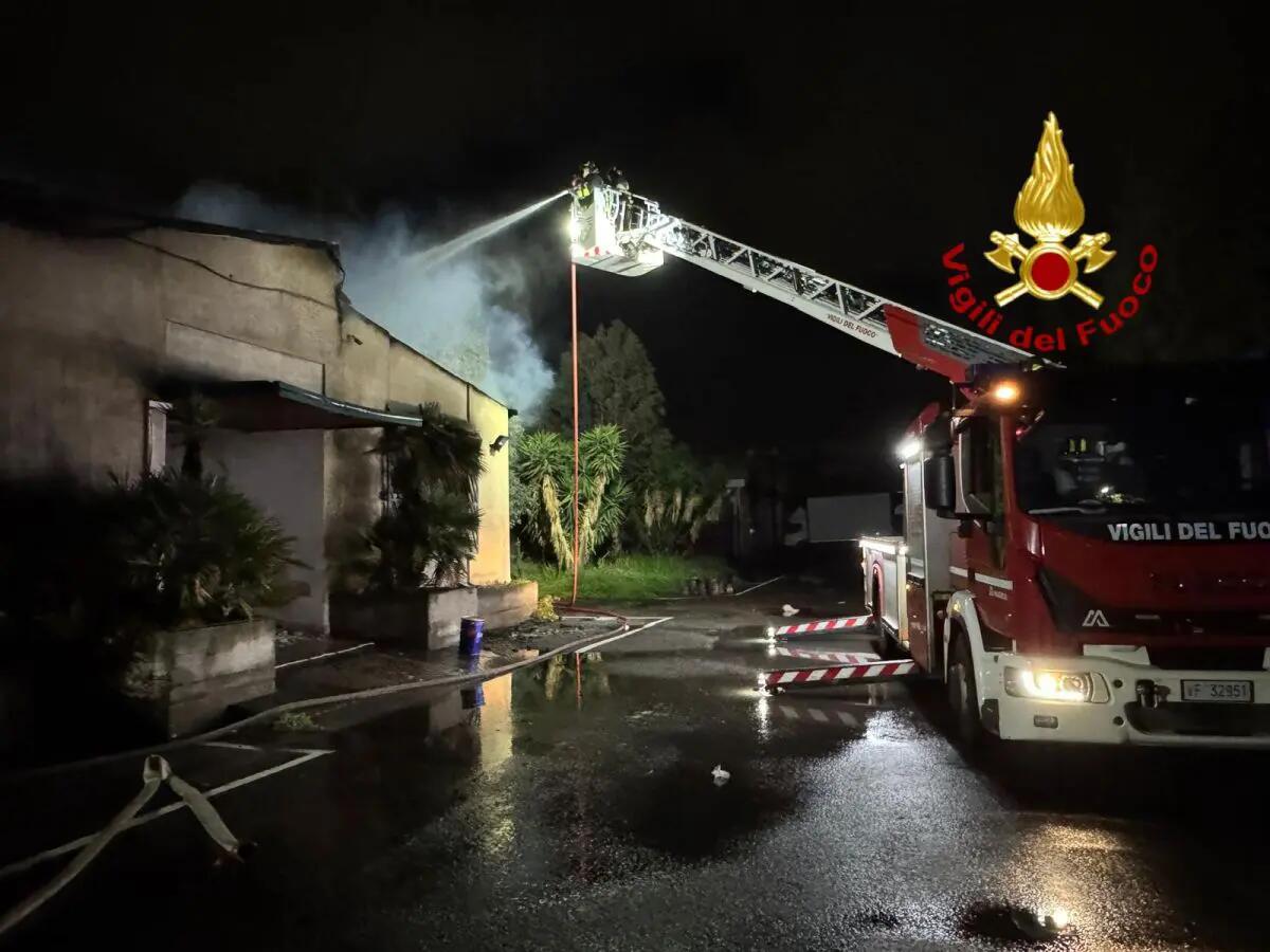 Catania, vasto incendio nella zona industriale: Vigili del Fuoco al lavoro tutta la notte / Video - 