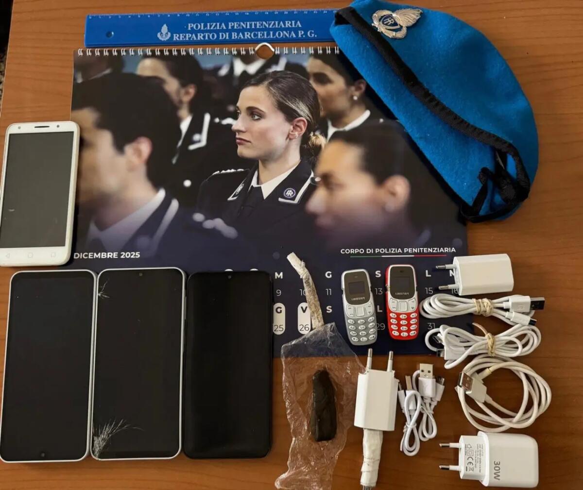 Sei telefoni cellulari e dosi di droga sequestrati in un carcere a Barcellona Pozzo di Gotto - 