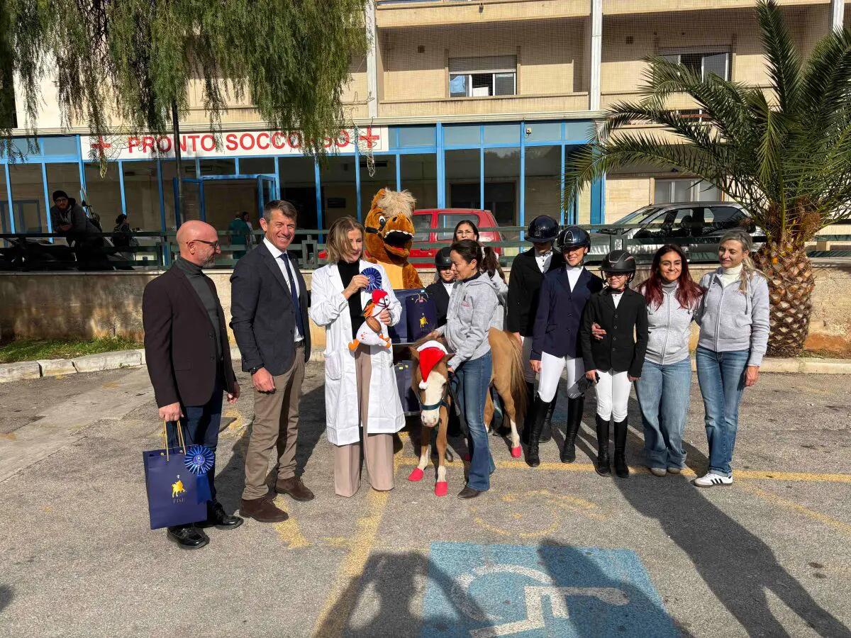 “Natale con la Fise”, un pony Shetland all’ospedale Cervello di Palermo - 