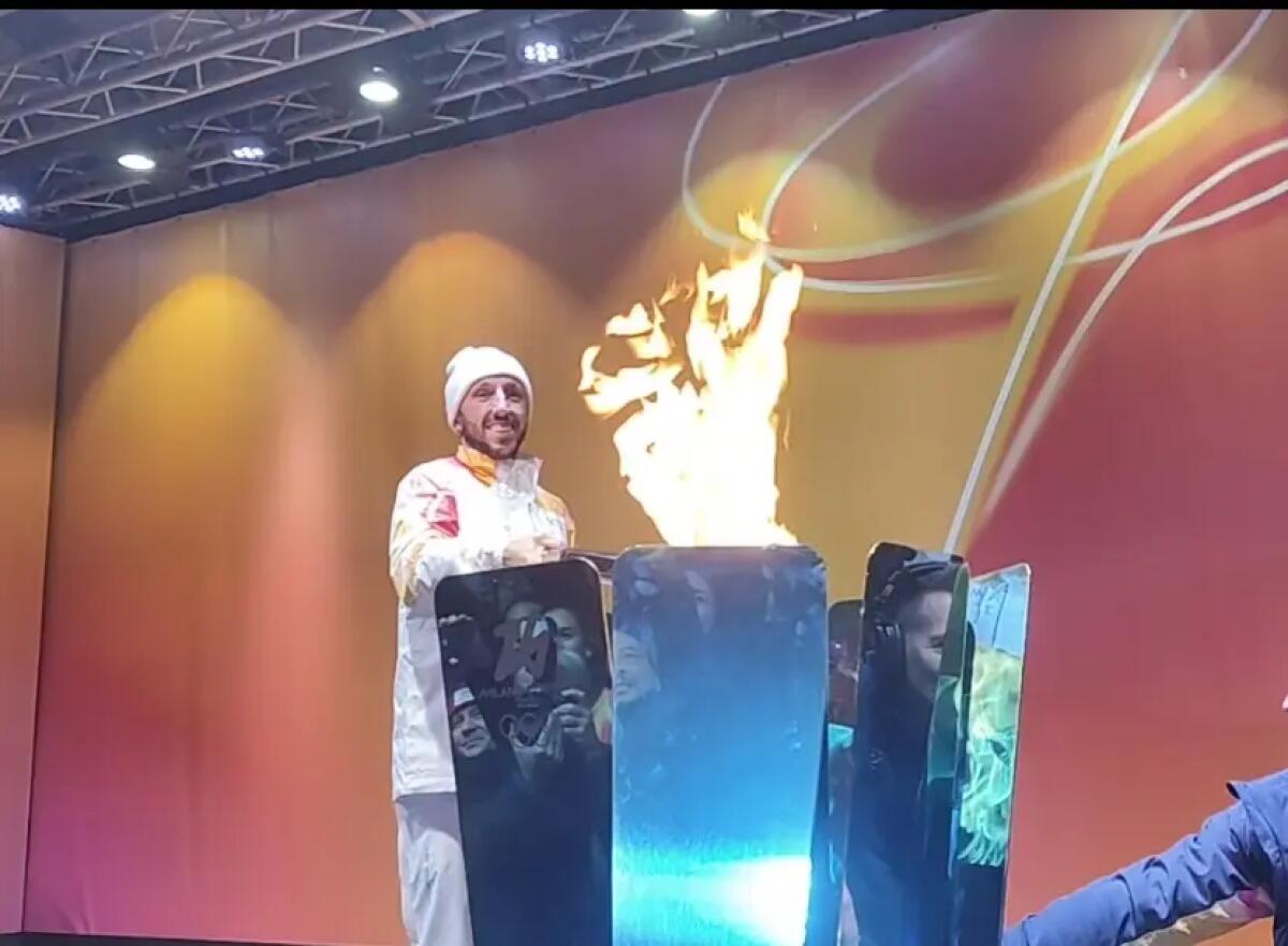 La fiamma olimpica a Palermo, Cairoli accende il braciere / Video - 