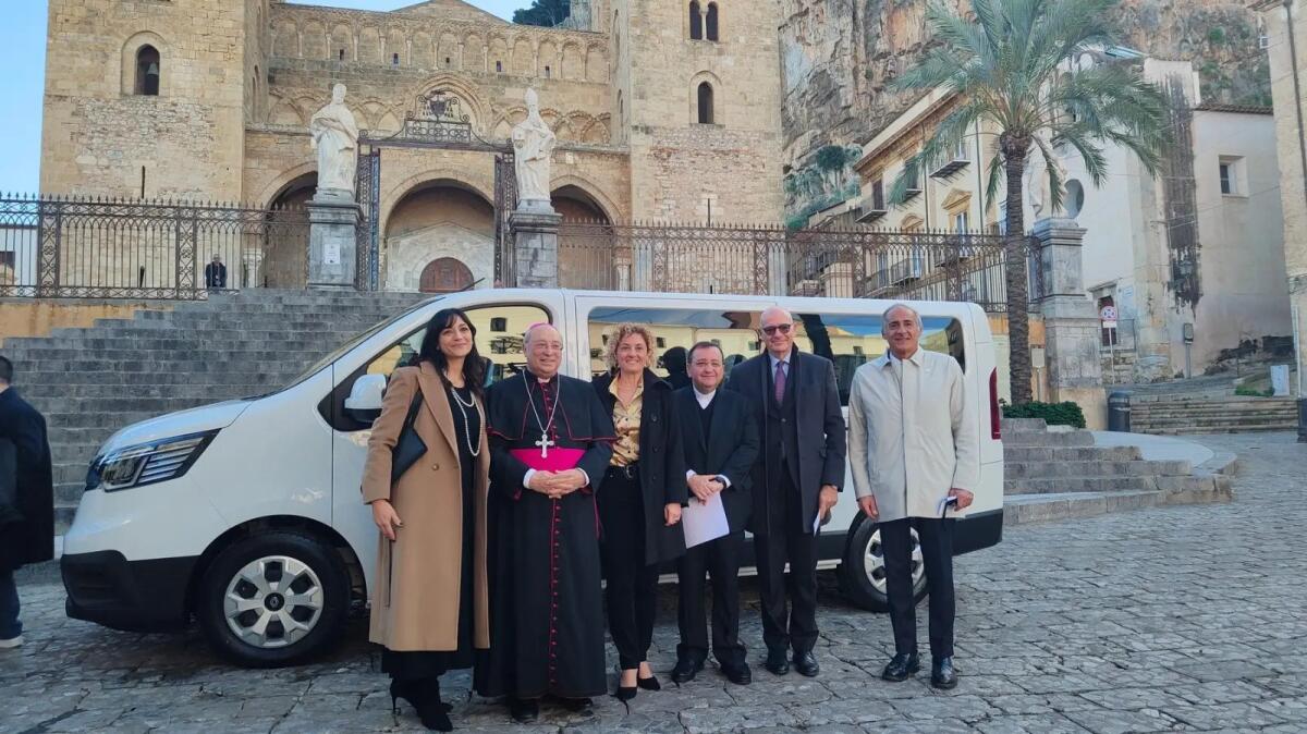 La Fondazione Regina Elena di Cefalù acquista un pulmino con il contributo di UniCredit - 