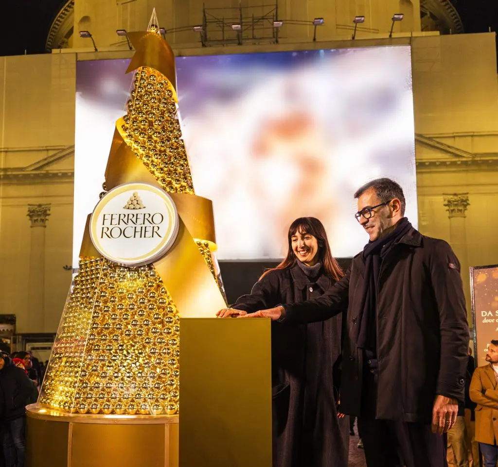 Ferrero Rocher illumina il Natale di Milano, piramide dorata a Piazza San Carlo - 