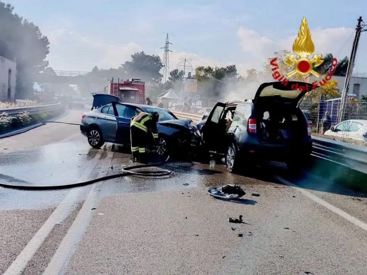 Incidente stradale sulla Palermo-Sciacca, due auto a fuoco e 4 feriti - 