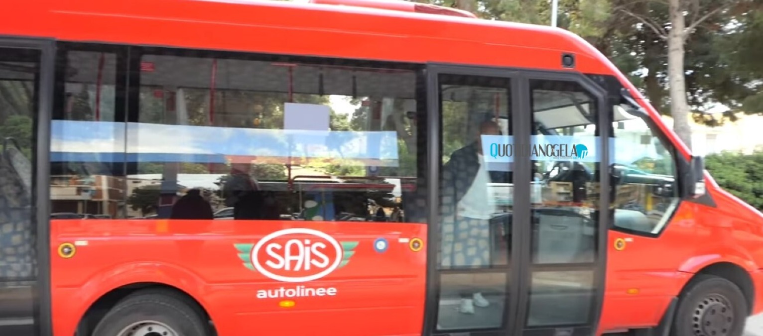 Sosta "selvaggia" e bus bloccato: lunghe code su corso Aldisio - 