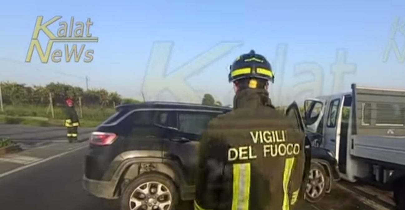 Gela-Catania, schianto nei pressi di Mineo: coinvolti anche gelesi  - Lo schianto su un tratto della Gela-Catania (foto Kalatnews)