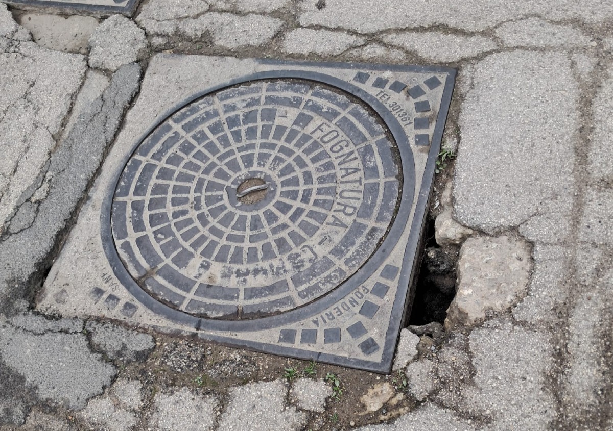 Asfalto in condizioni precarie e buche, in via Nicaruaga tanti rischi  - 