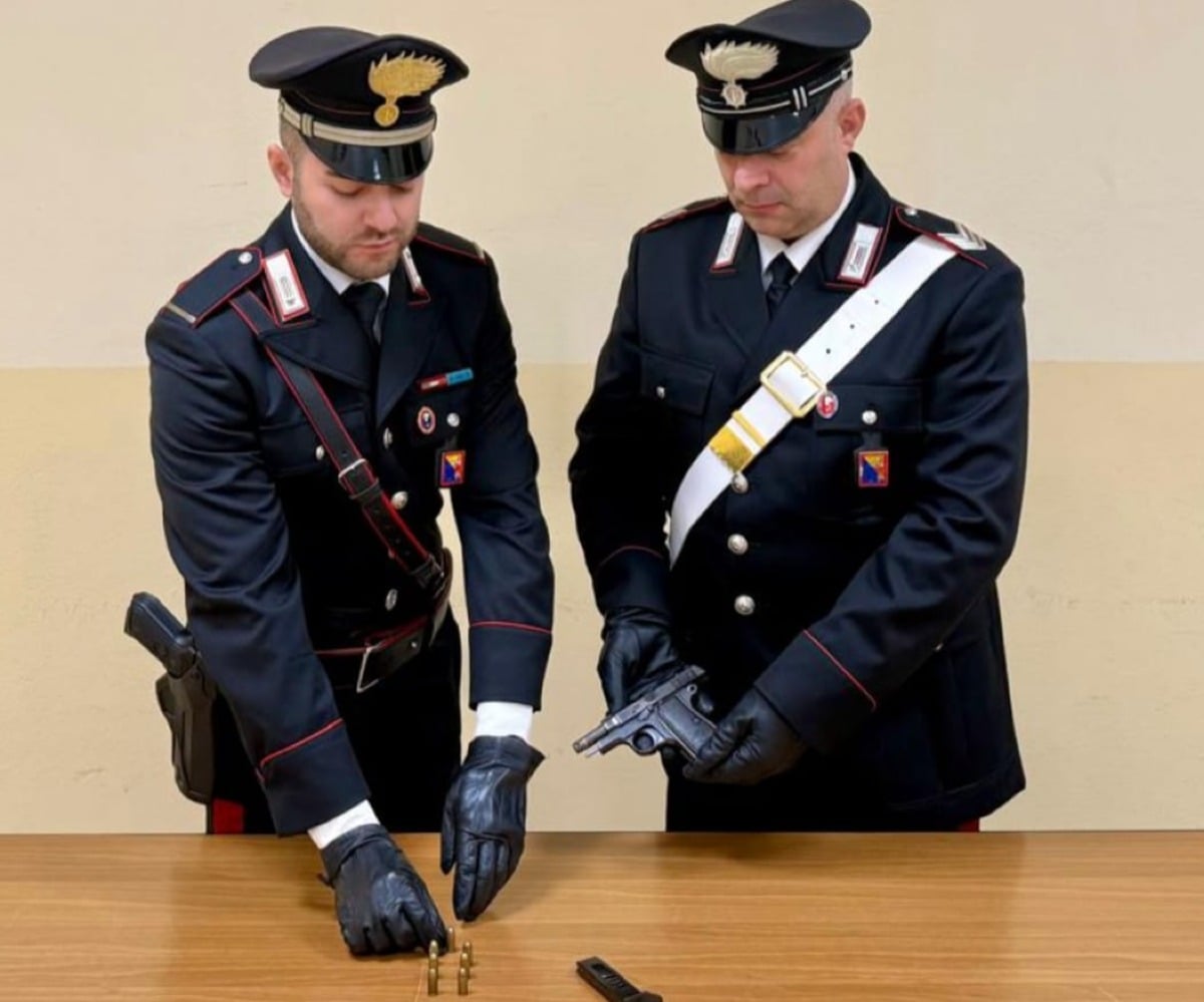 Maltrattava la moglie e aveva una pistola, arrestato un 46enne - 