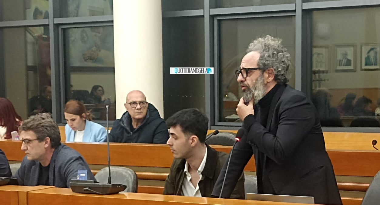 "Con bilancio intrapresa strada rinascita città", Castellana: "M5s roccaforte per sindaco" - Casta durante un intervento in consiglio comunale