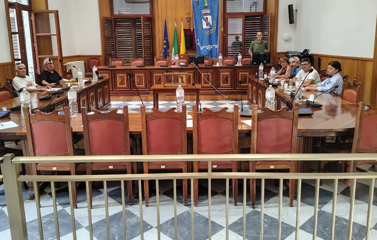 Mazzarino, il caso del teatro "Bartolotta" e i debiti: legami familiari e responsabilità, scontro tra Faraci e i lab - 