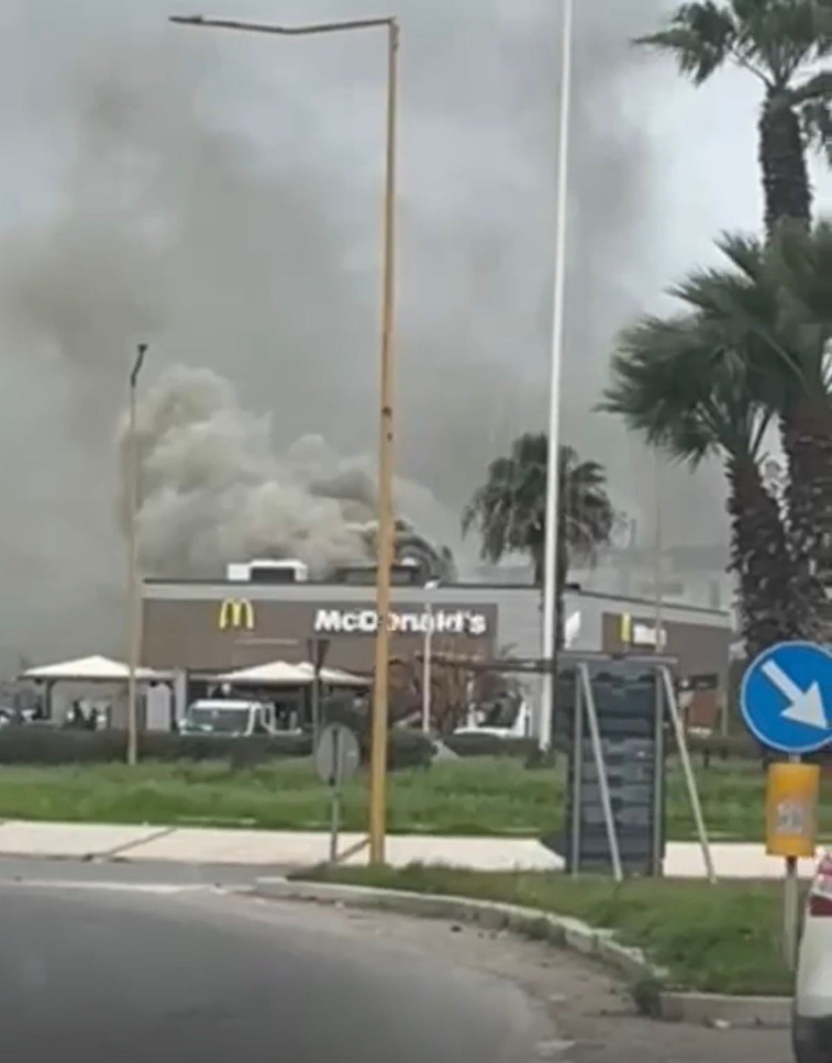 Principio di incendio al Mc Donald’s di Macchitella: intervengono i vigili del fuoco - 