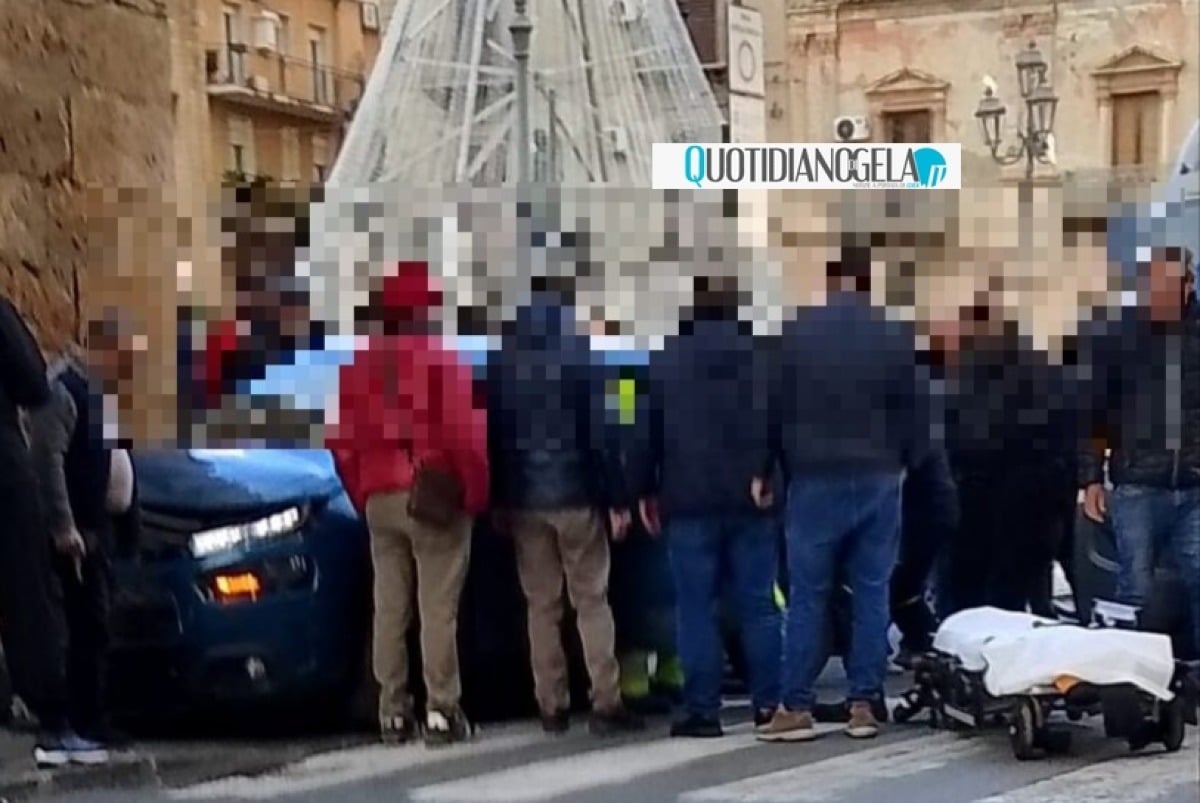Schianto in centro, due auto finiscono a ridosso di un'attività commerciale  - 