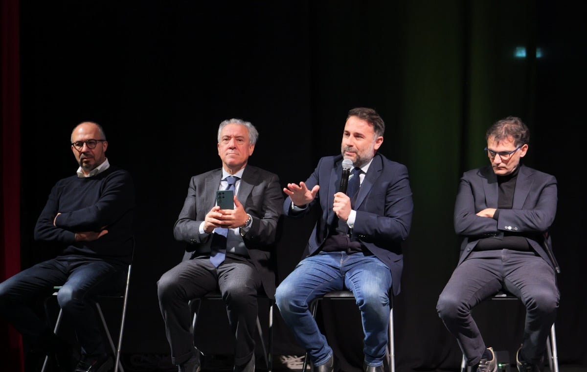 De Luca lancia il progetto per la Sicilia: M5s e Pd "tiepidi", Donegani attacca gli incoerenti - Un momento del dibattito a Caltagirone