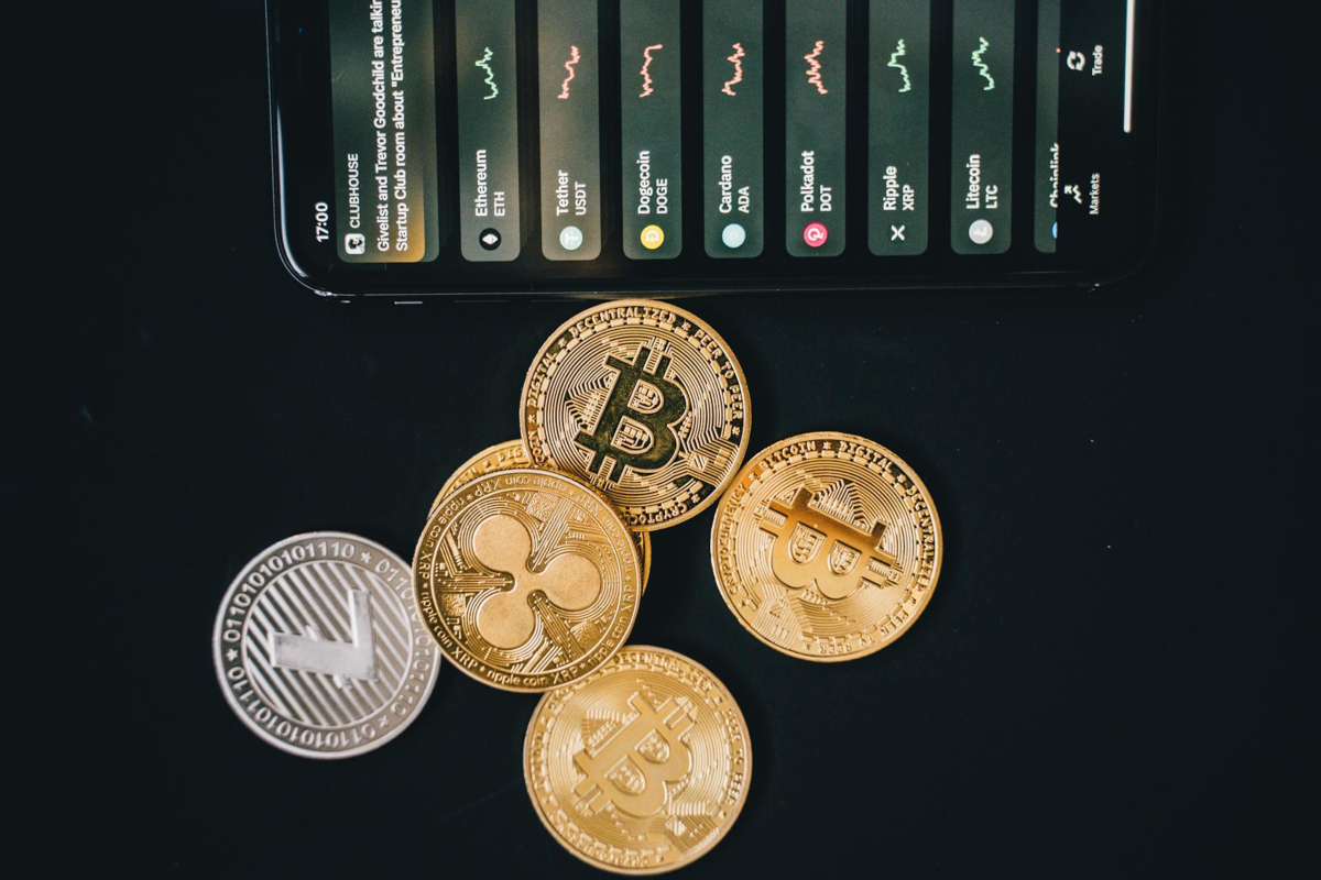 Criptovalute nei casinò online: prospettive e rischi, il parere degli esperti di Glorion - https://www.pexels.com/photo/bitcoins-on-black-surface-6771669/