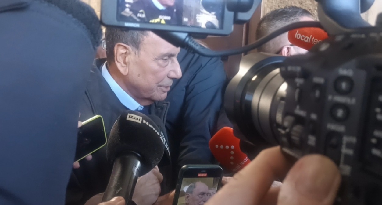 Schifani, "un piano per dare una casa a chi l'ha persa": proteste fuori dal municipio  - Schifani a conclusione del vertice 