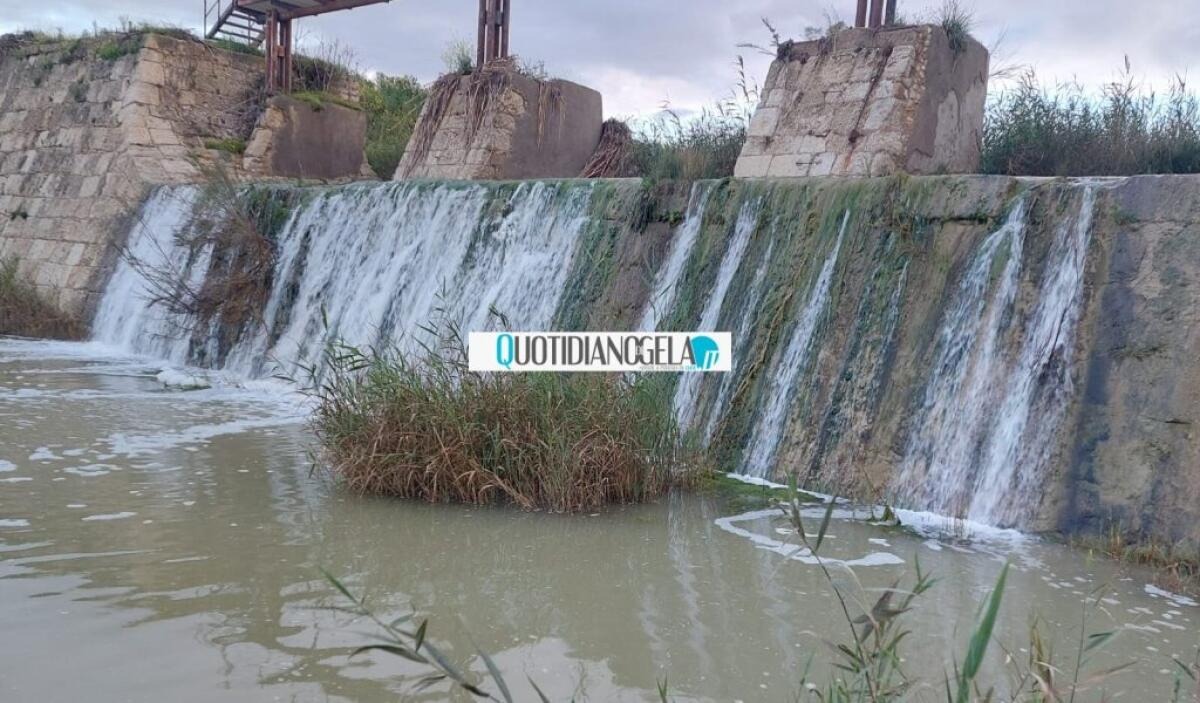 Manovre agli organi di scarico della diga Disueri, chiusa strada Grotticelle - 