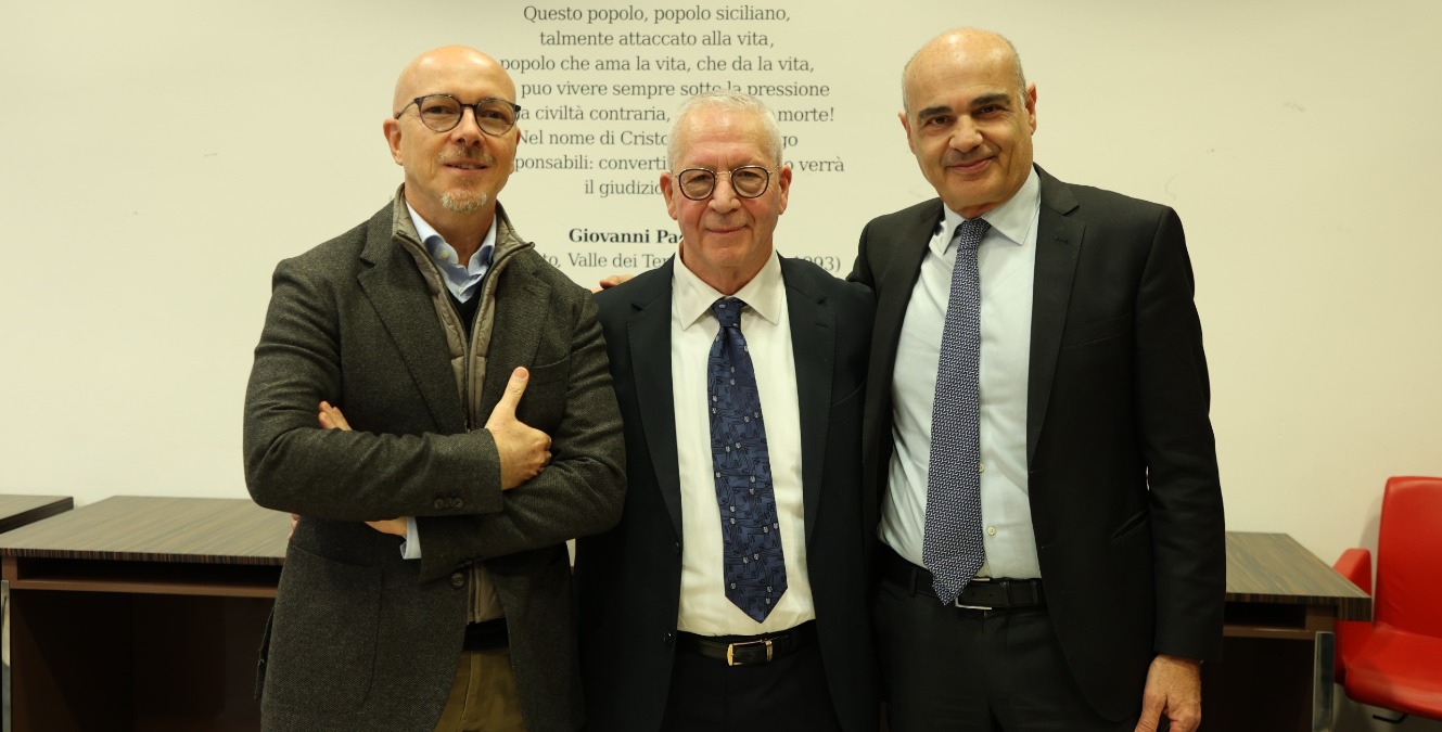 Il dottor Francesco Valenti in pensione, lascia il tribunale dopo trent'anni di lavoro da dirigente - Valenti insieme al presidente Riggio e al procuratore Vella