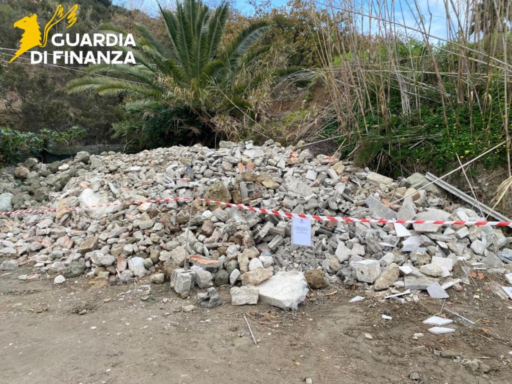 Discarica abusiva di 300 mq a Ischia, sequestri e denunce - 