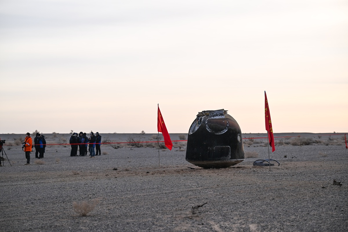 Cina, atterrata a Dongfeng la capsula di rientro Shenzhou-20 - 