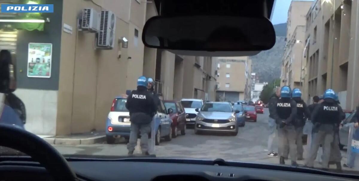 Blitz della Polizia allo Zen di Palermo, sequestrate 4 pistole e oltre mille munizioni / Video - 
