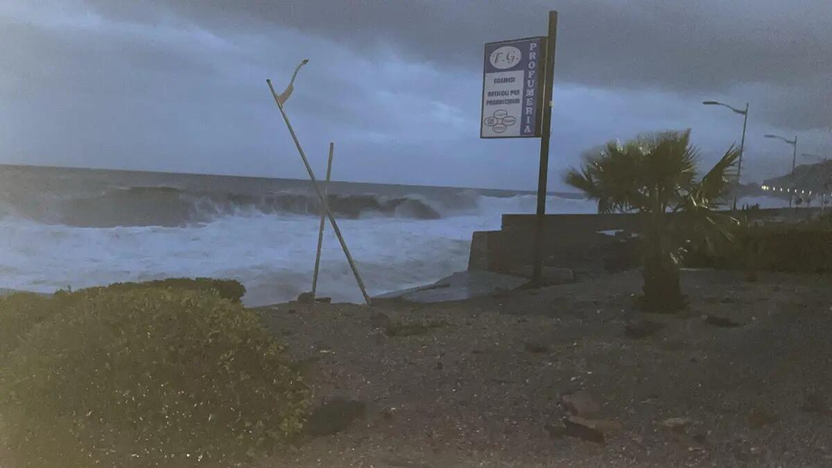 Continua l’ondata di maltempo in Sicilia. Violente mareggiate nel Catanese, Santa Teresa Riva senza acqua e luce - 