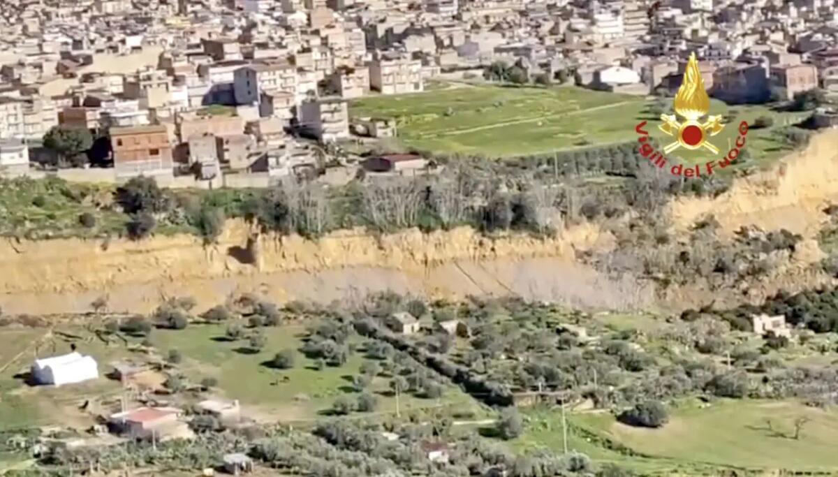 Maltempo, Meloni a Niscemi per una riunione operativa / Video - 