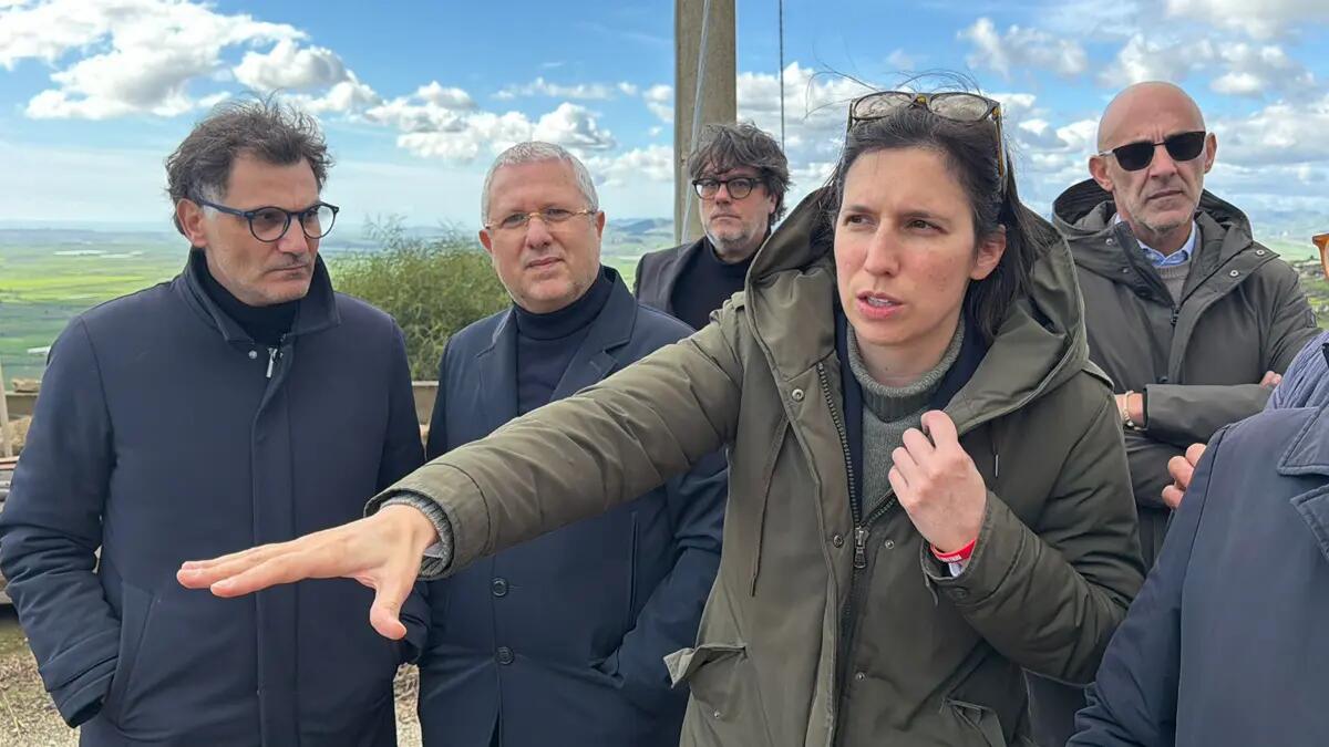 Schlein a Niscemi “Vicini a comunità colpita dalla frana”. Sul maltempo “Dirottare 1 mld stanziato per il Ponte sullo Stretto” / Video - 