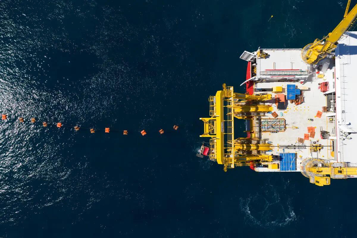 Terna, completata la posa del primo cavo sottomarino del ramo ovest del Tyrrhenian Link che collegherà la Sicilia e la Sardegna - 