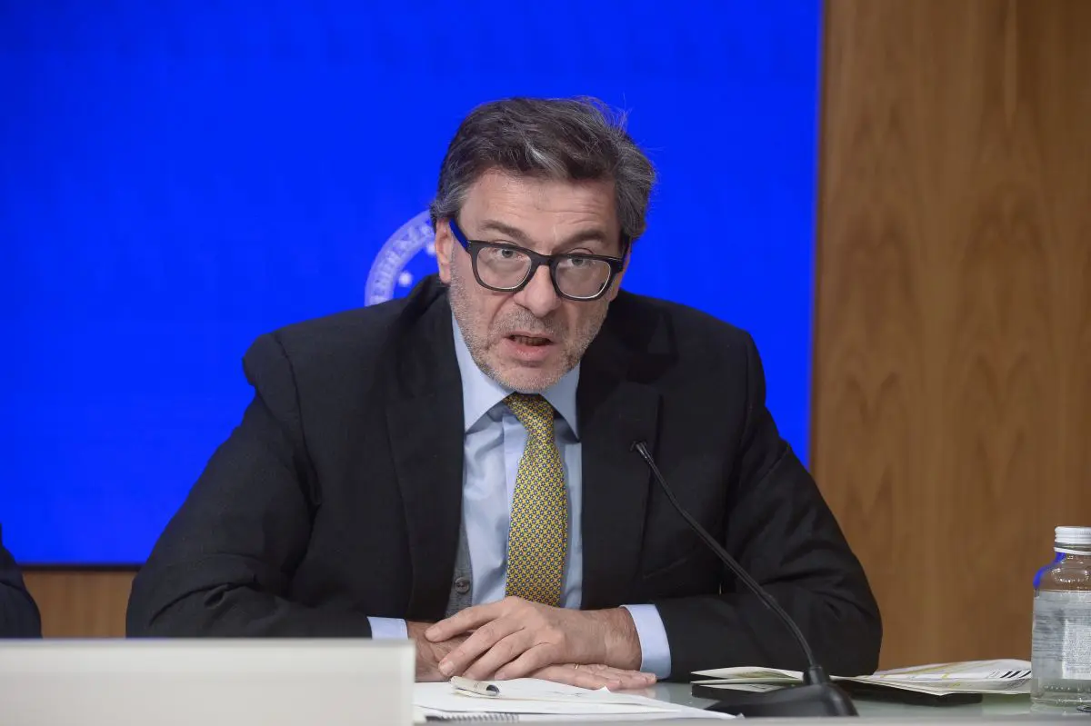 S&P conferma per l’Italia il rating e aumenta outlook, Giorgetti “Lavoro paga” - 