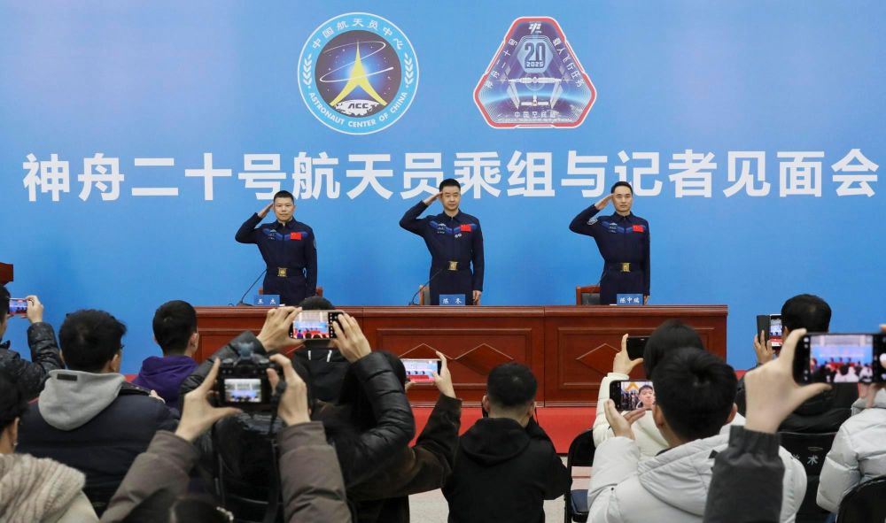 Cina, conferite medaglie ai tre astronauti della missione Shenzou-20 - 